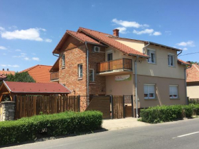 Отель Bóbita Apartman  Шарвар